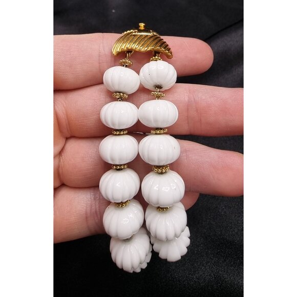Vintage 1960s-70s Monet Signed Gold Tone & White Beaded Bracelet With Textured - Picture 2 of 5